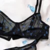 Conjunto de lencería negra transparente con dibujos de mochilas azules