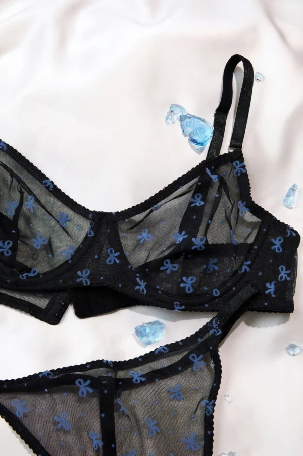 Conjunto de lencería negra transparente con dibujos de mochilas azules
