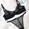 Conjunto de lencería negra transparente con dibujos de mochilas azules