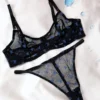 Conjunto de lencería negra transparente con dibujos de mochilas azules