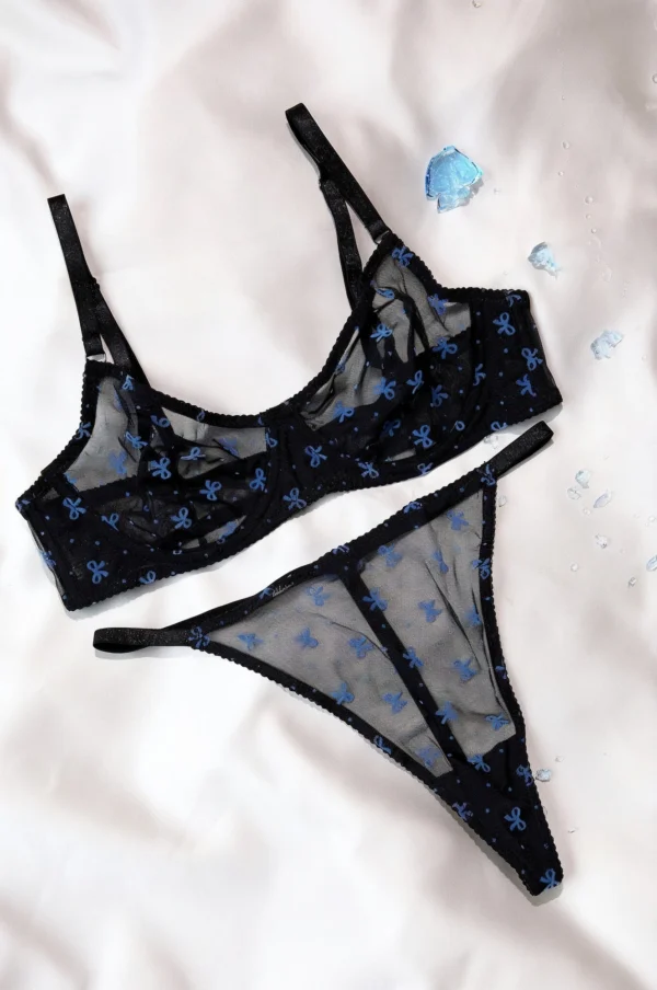 Conjunto de lencería negra transparente con dibujos de mochilas azules