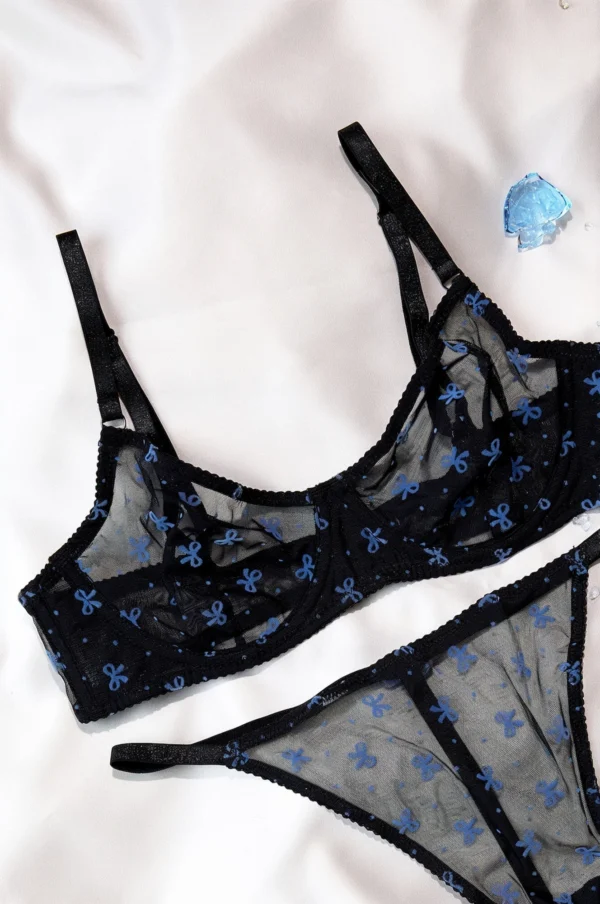 Conjunto de lencería negra transparente con dibujos de mochilas azules