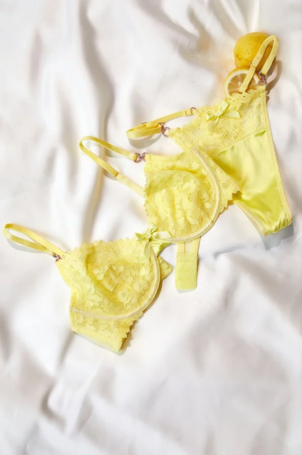 Conjunto de Lencería Amarillo con Encaje y Satén