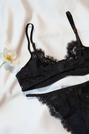 Lencería de satén negro