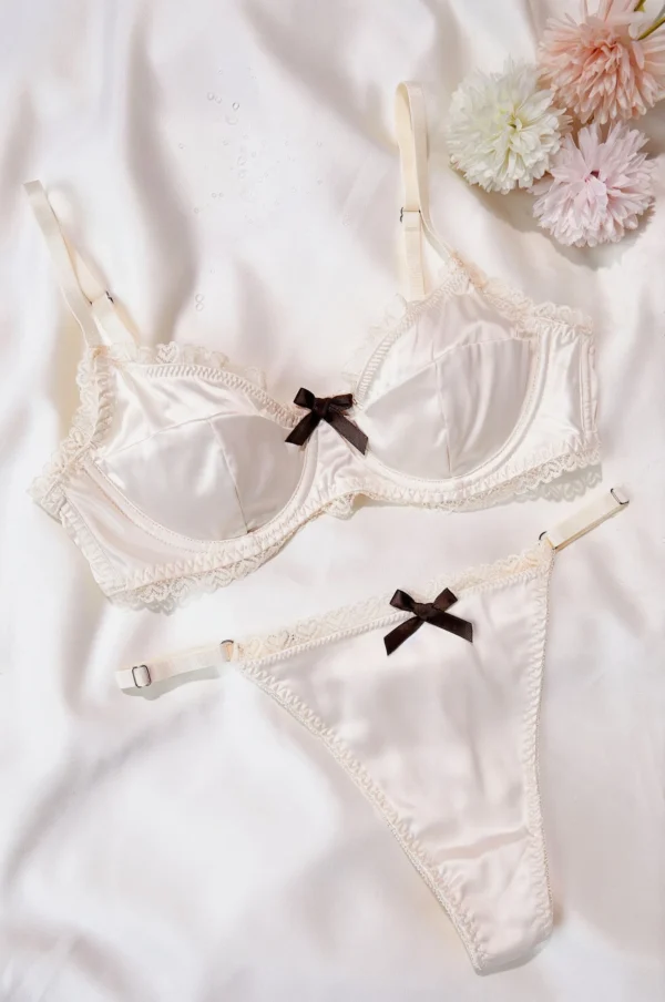 Conjunto de sostén y bragas de satín vintage