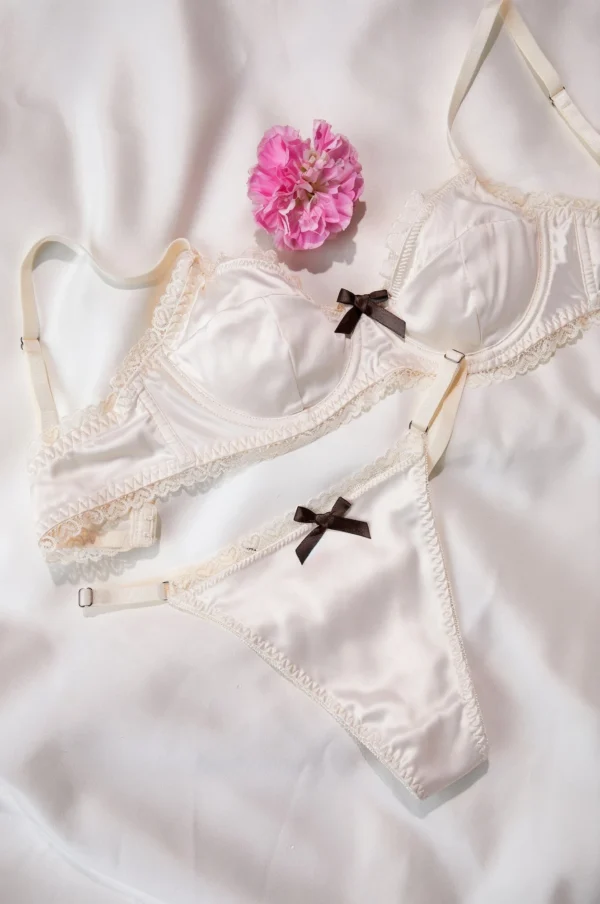 Conjunto de sostén y bragas de satín vintage
