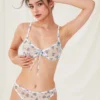 Conjunto de sostén y bragas de malla azul floral