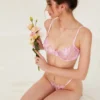 Conjunto de sostén y bragas de encaje rosa con lirios de satén