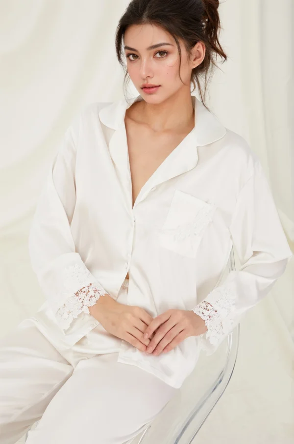 Pijama de novia con detalles de encaje blanco