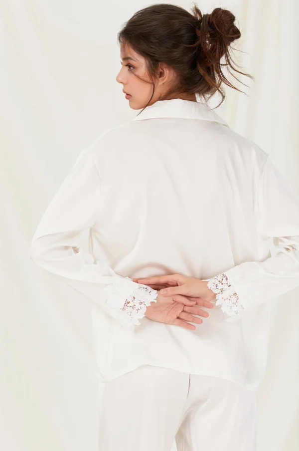 Pijama de novia con detalles de encaje blanco