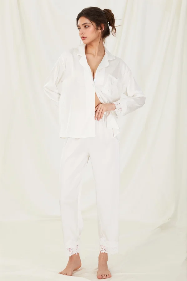 Pijama de novia con detalles de encaje blanco