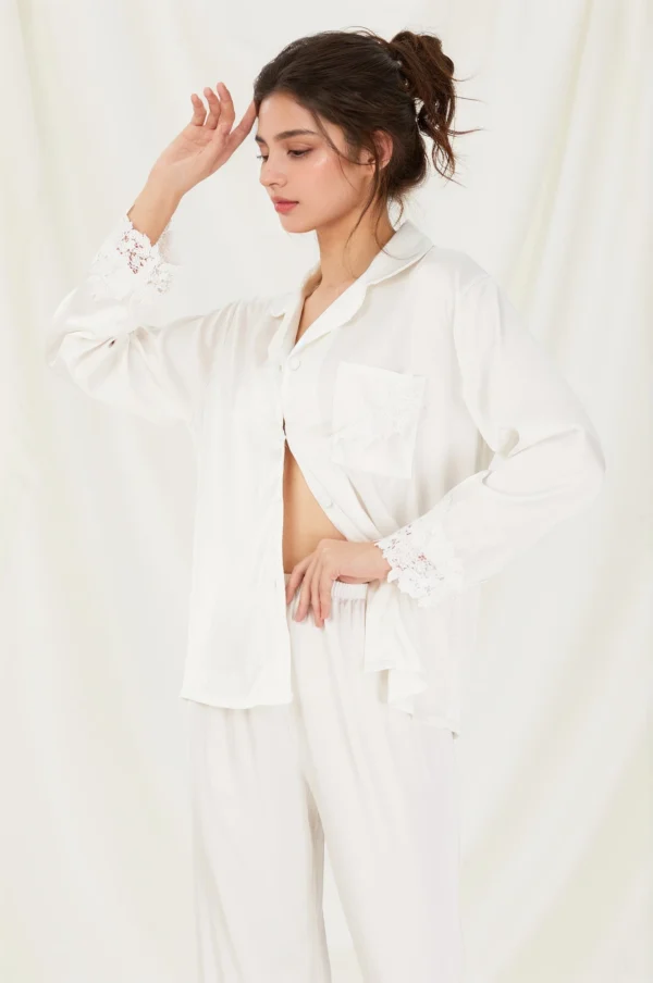 Pijama de novia con detalles de encaje blanco