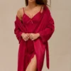 Conjunto de camisilla y kimono de satén rojo