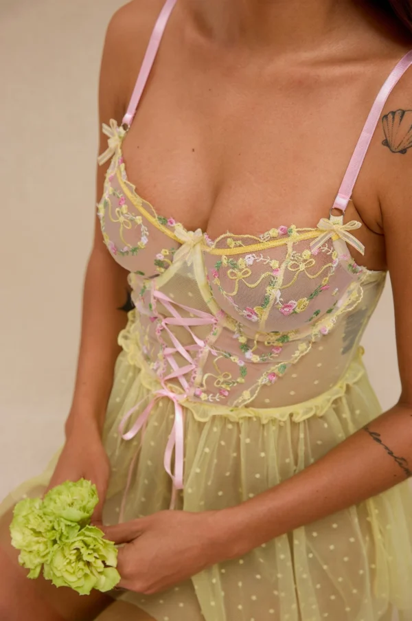Lencería Baby Doll Amarilla con Bordado Floral y Arco Rosado Pastel