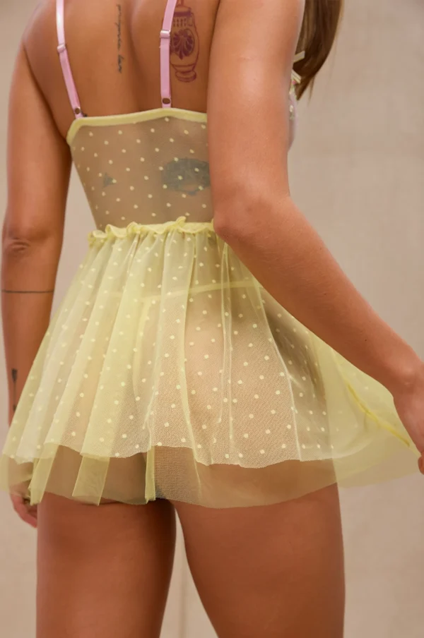 Lencería Baby Doll Amarilla con Bordado Floral y Arco Rosado Pastel