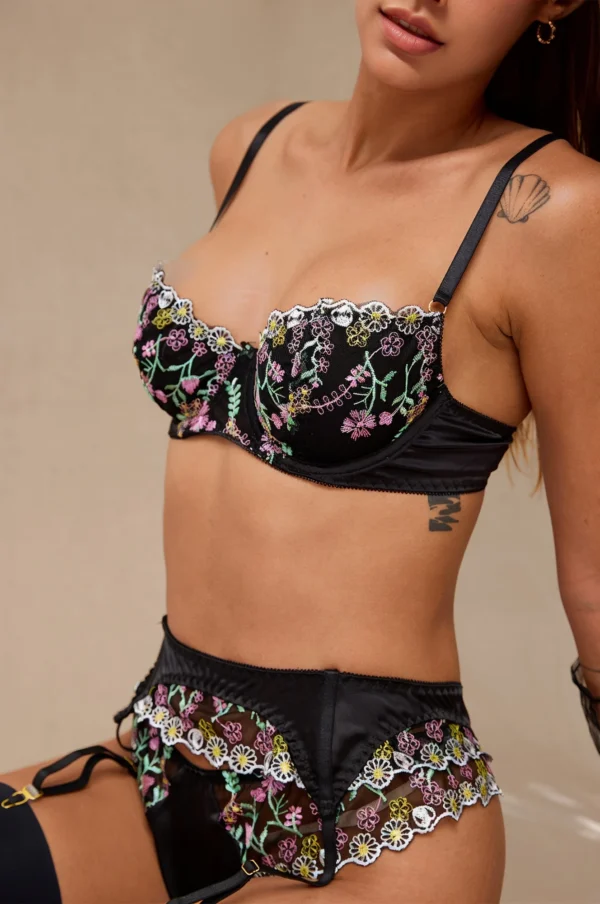 Conjunto de Lencería Negro con Bordado Floral