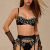 Conjunto de Lencería Negro con Bordado Floral